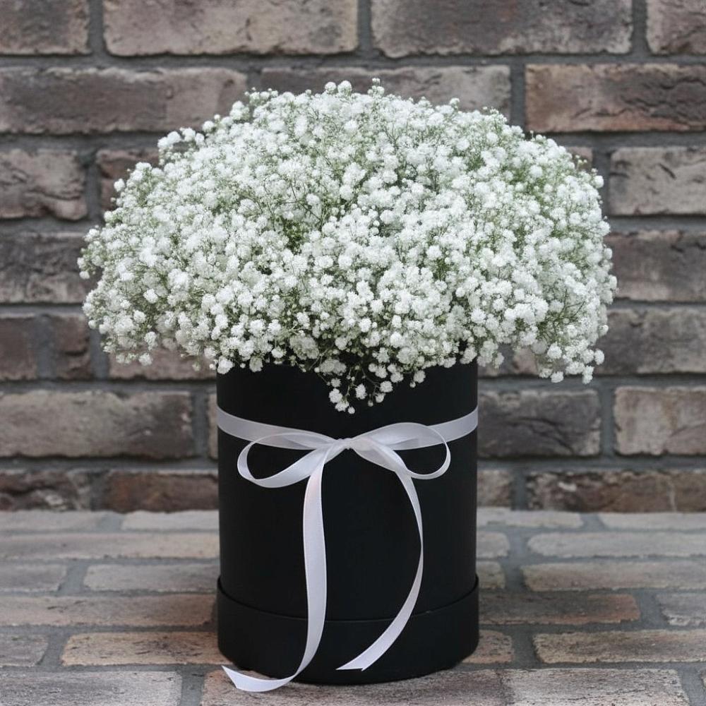 Цветочная композиция из Гипсофила в шляпной коробке в Поречье Рузского района