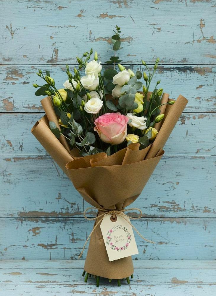 Букет цветов из: Розы и Лизиантусы в Поречье Рузского района