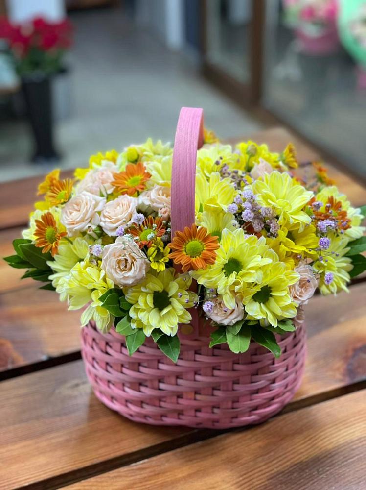 Цветочная композиция из Хризантемы и Розы в корзине в Поречье Рузского района