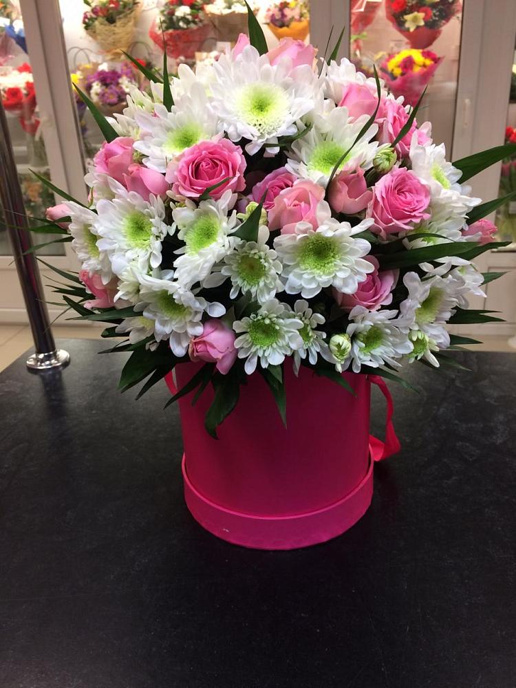 Цветочная композиция из Розы и Хризантемы в шляпной коробке в Поречье Рузского района