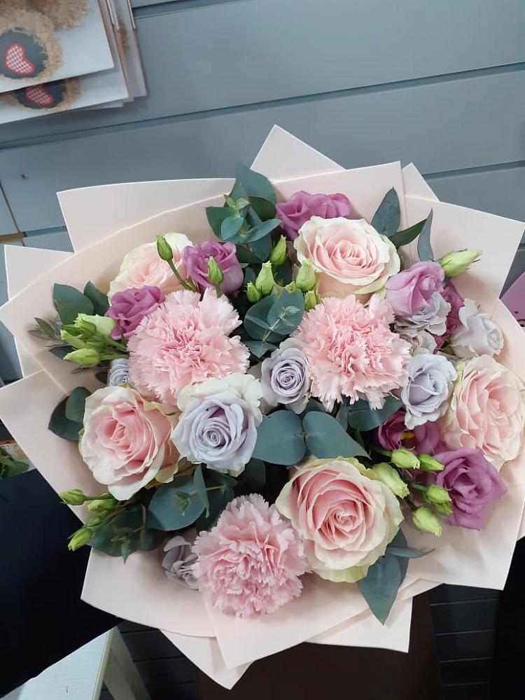 Букет цветов из: Розы, Гвоздики и Лизиантусы в Поречье Рузского района